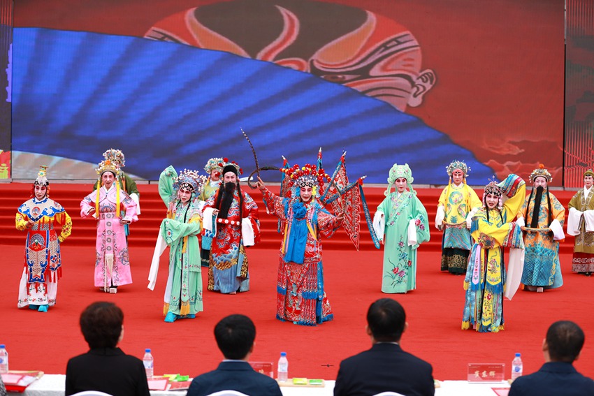 延边京剧协会带来的《说唱脸谱+变脸》。李军广 摄