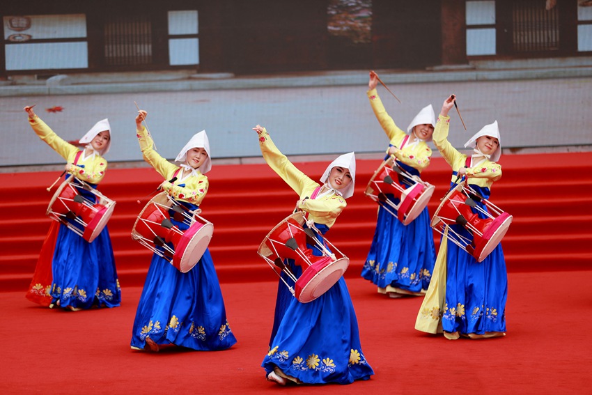 延吉市文化馆表演的长鼓舞《长鼓咚咚颂中华》。李军广 摄