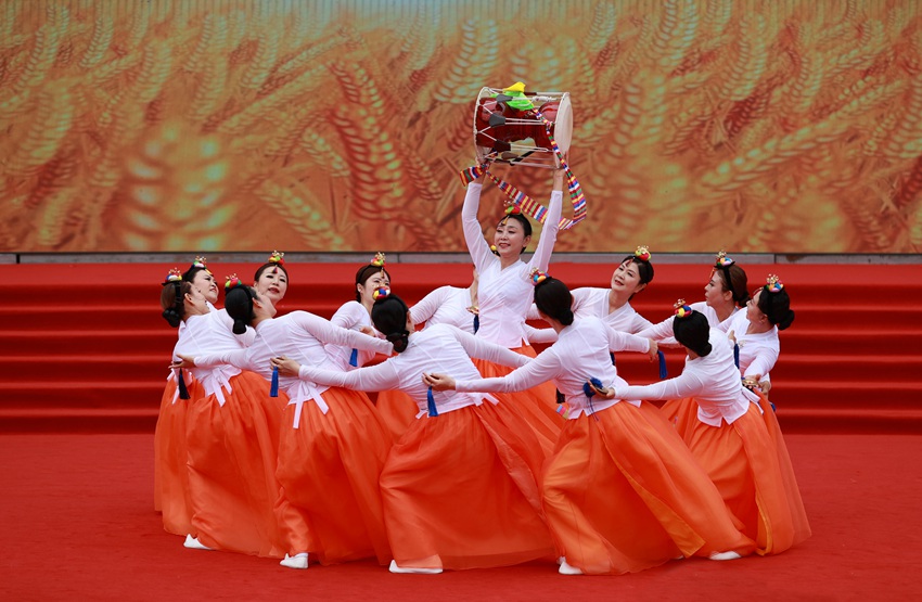 延边金达莱颂艺术团表演的响钹舞《丰收的喜悦》。李军广 摄