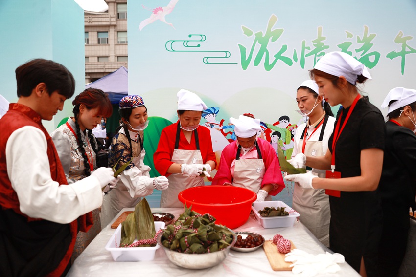 共同包粽子。李军广 摄