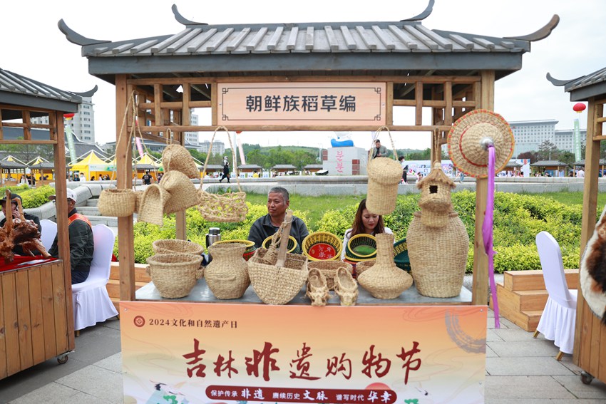 非遗展示“朝鲜族稻草编”。李军广 摄