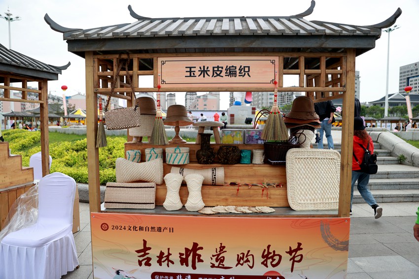 非遗展示“玉米皮编织”。李军广 摄