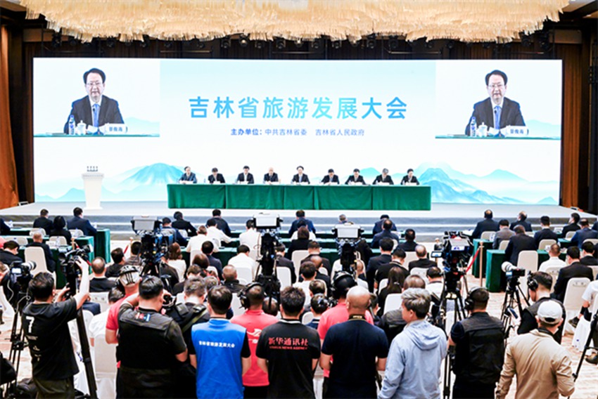 6月14日，吉林省旅游发展大会在长白山保护开发区召开。省委书记景俊海在会上讲话，省委副书记、省长胡玉亭主持会议并讲话。张野 邹乃硕 摄