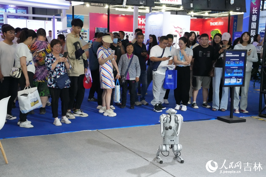 博览会上，商户向游客展示着科技创新成果。人民网记者 李洋摄