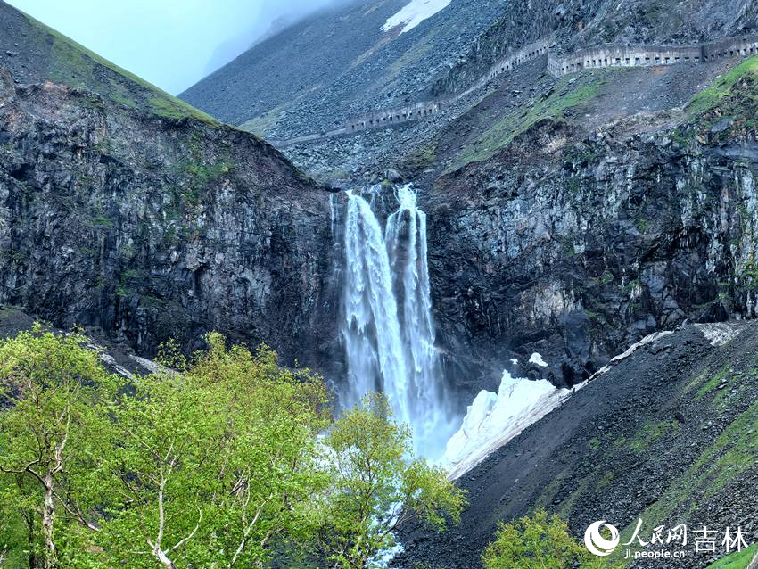 世界落差最大的火山湖瀑布——长白山瀑布。人民网记者 王海跃摄