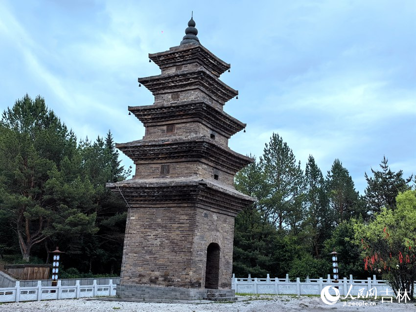 长白县塔山公园灵光塔是东北唯一现存唐代渤海国地方政权建筑。人民网记者 王海跃摄