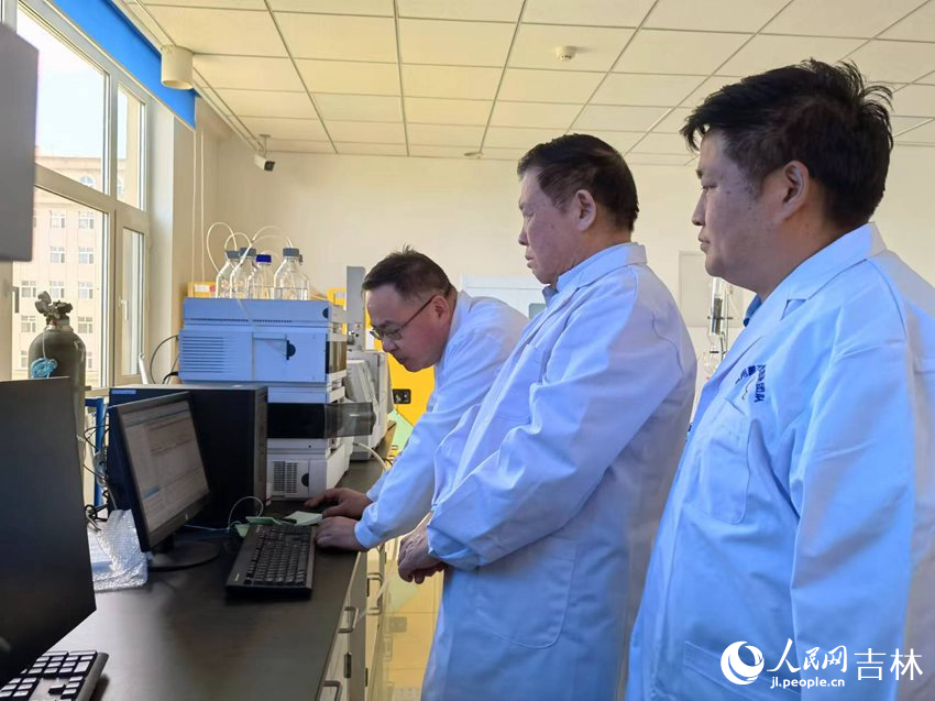 李玉（左二）与团队成员共同查看实验数据。人民网记者 马俊华摄