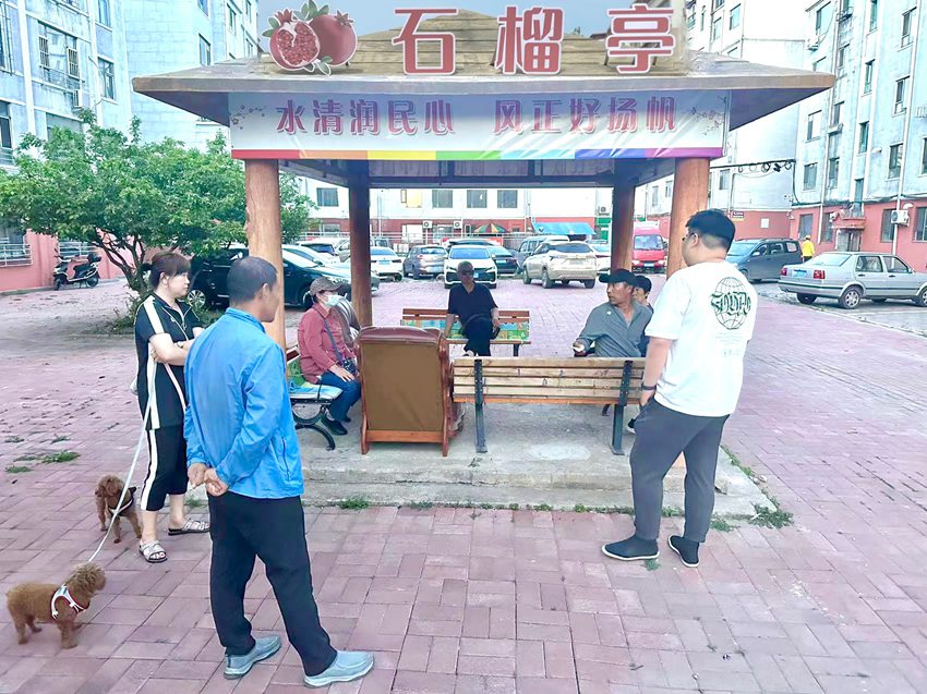 “石榴亭”居民议事现场。进学街道供图
