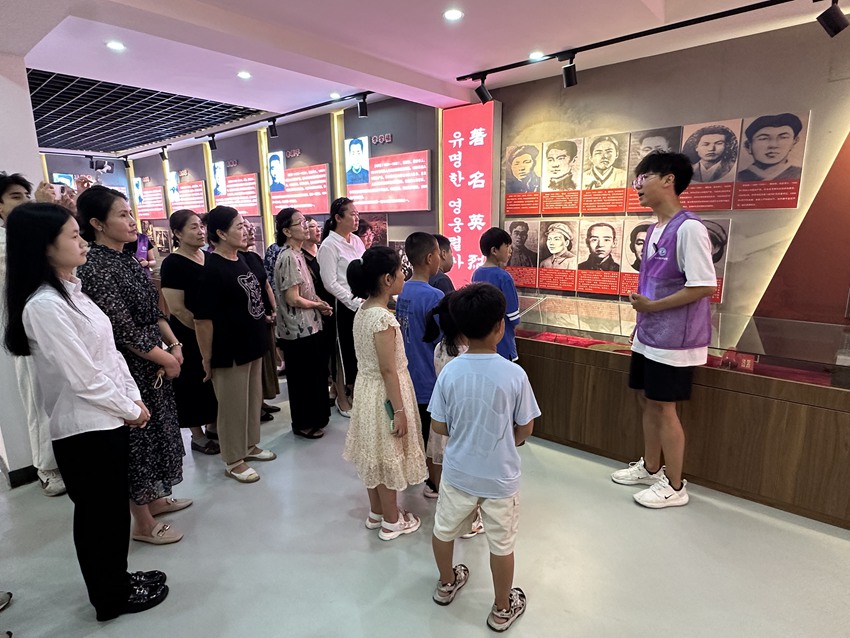 宣讲员讲解红色故事。王誉蓉 摄