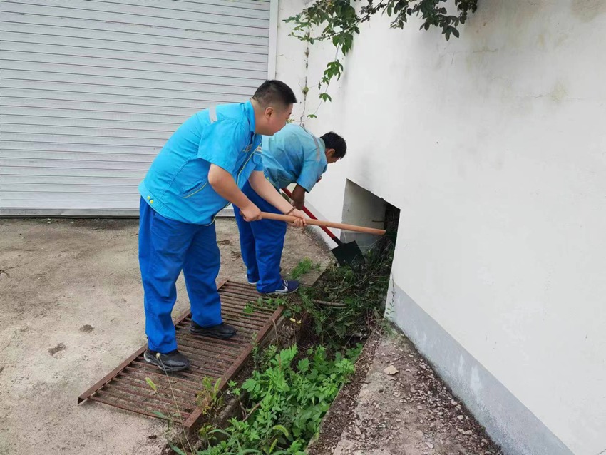 通化分公司粮运加油站员工正在疏通排水口。