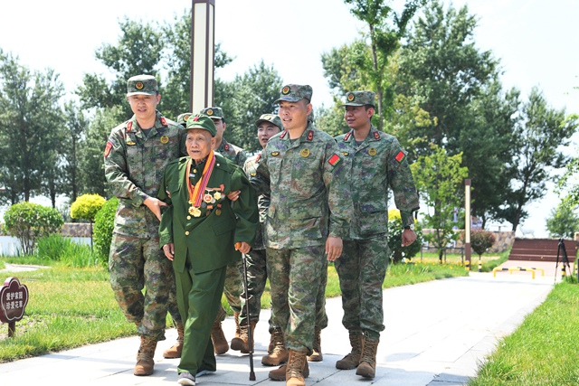 部队官兵看望老兵杨建。