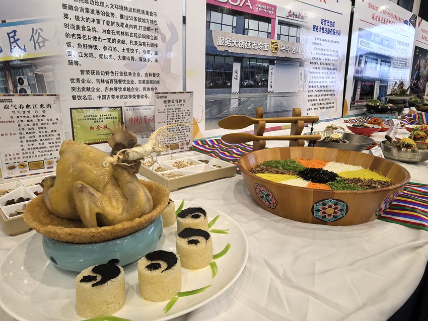 展示的特色美食。王晓彤 摄