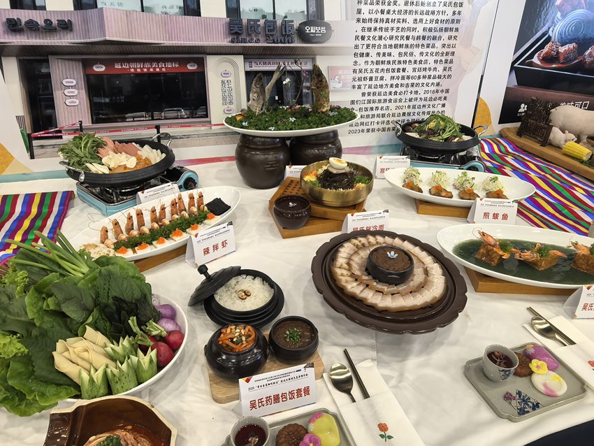 展示的特色美食。王晓彤 摄