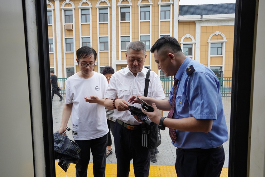 乘客开开心心登上首发省城的列车