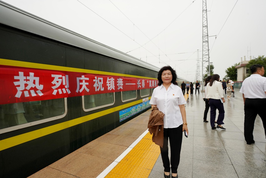 乘客在列车前拍照留念