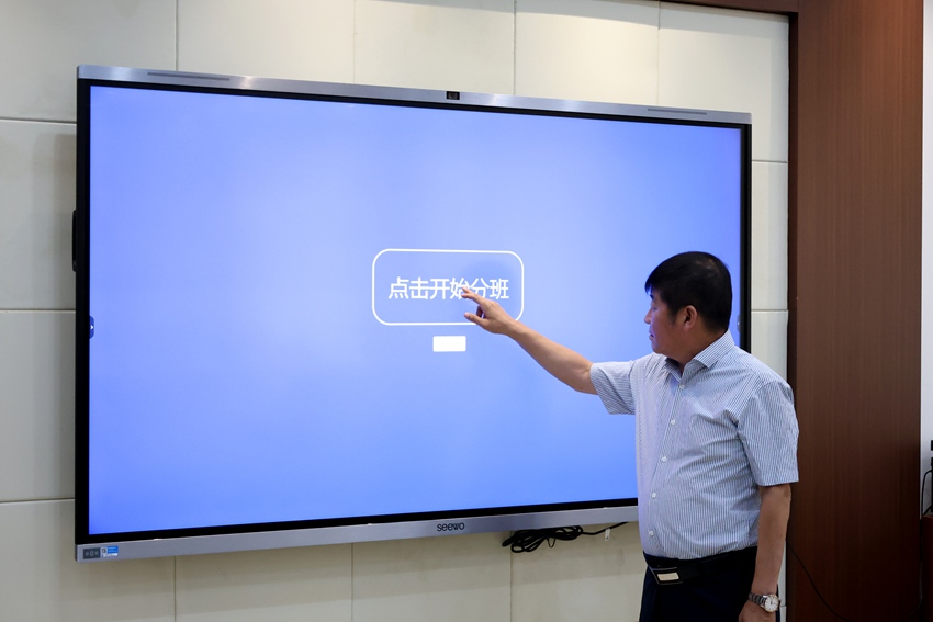 学校校长点击阳光分班终端。金洪石 摄