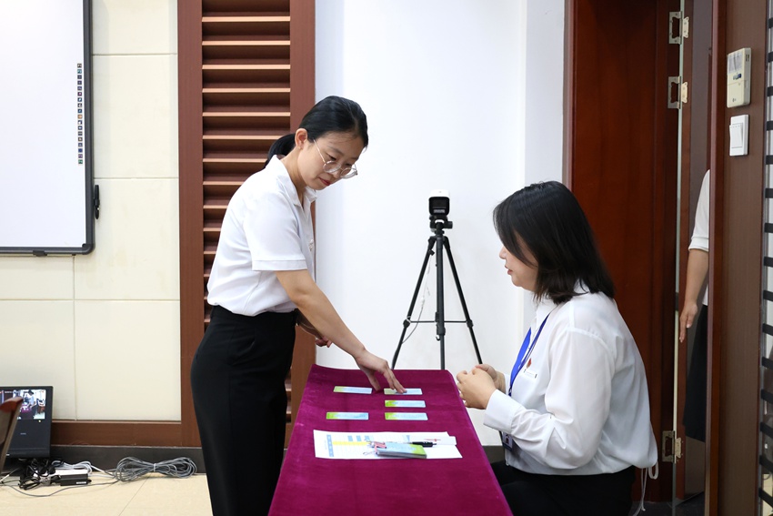 班主任现场抽取座位号。金洪石 摄