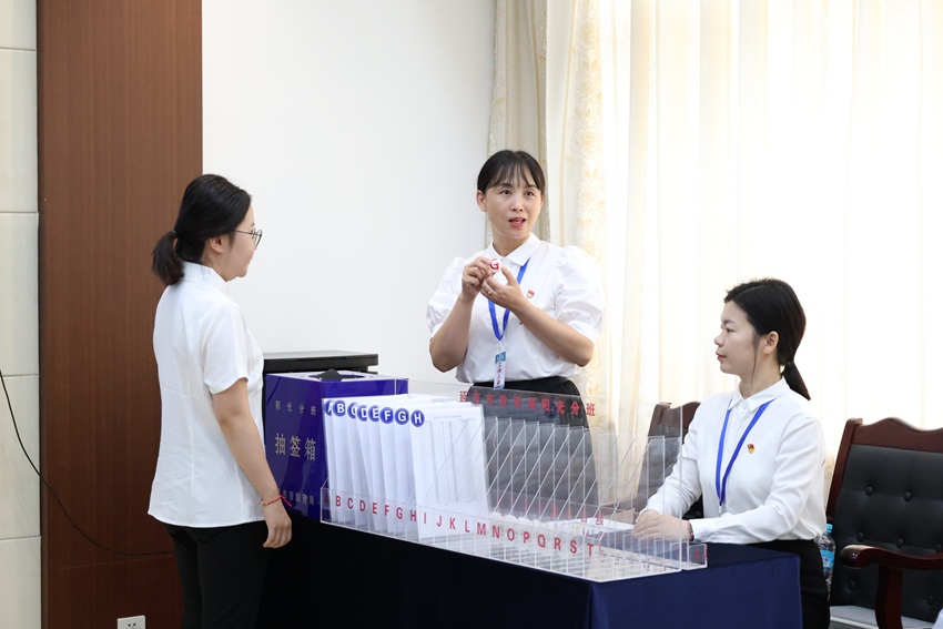 现场抽号。金洪石 摄