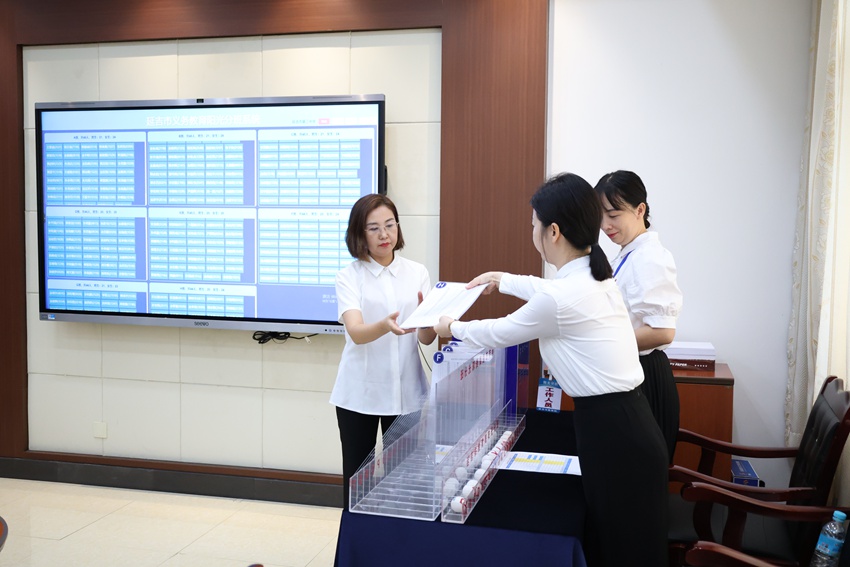 班主任领取随机分班的学生名单。金洪石 摄