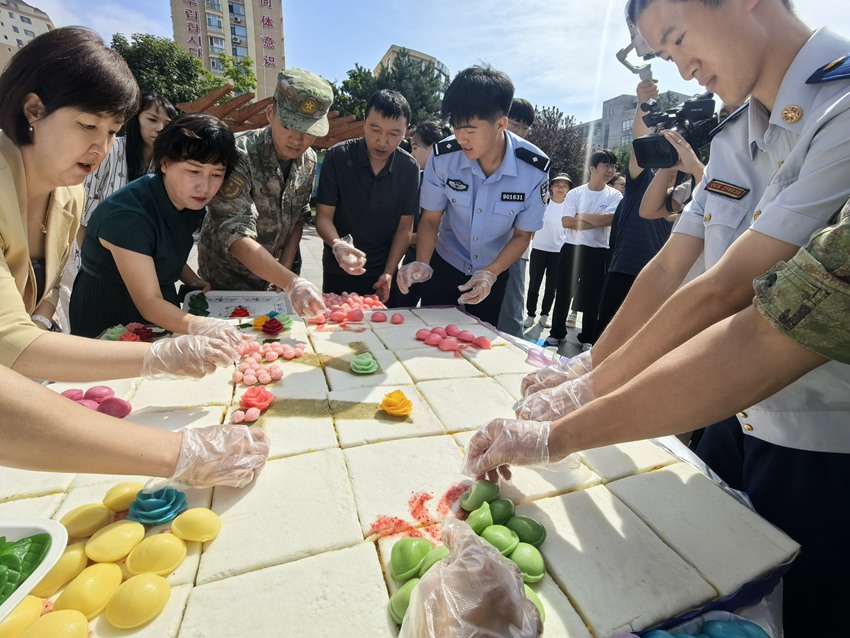 集体做米糕。王晓彤 摄