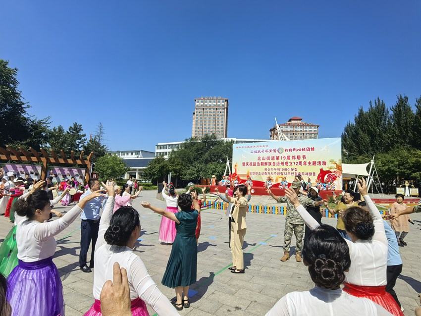 各族群众欢聚一堂。王晓彤 摄