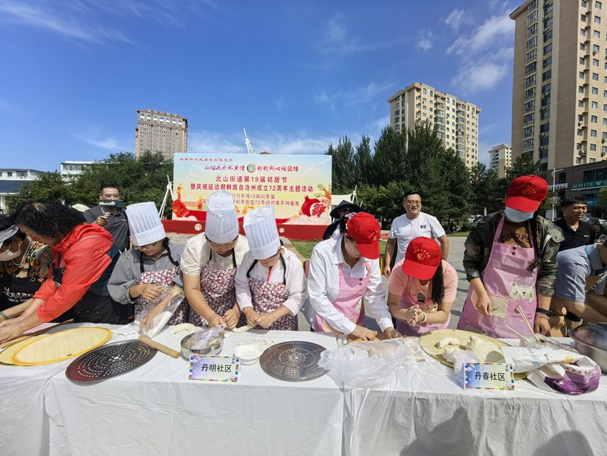 包饺子比赛。王晓彤 摄