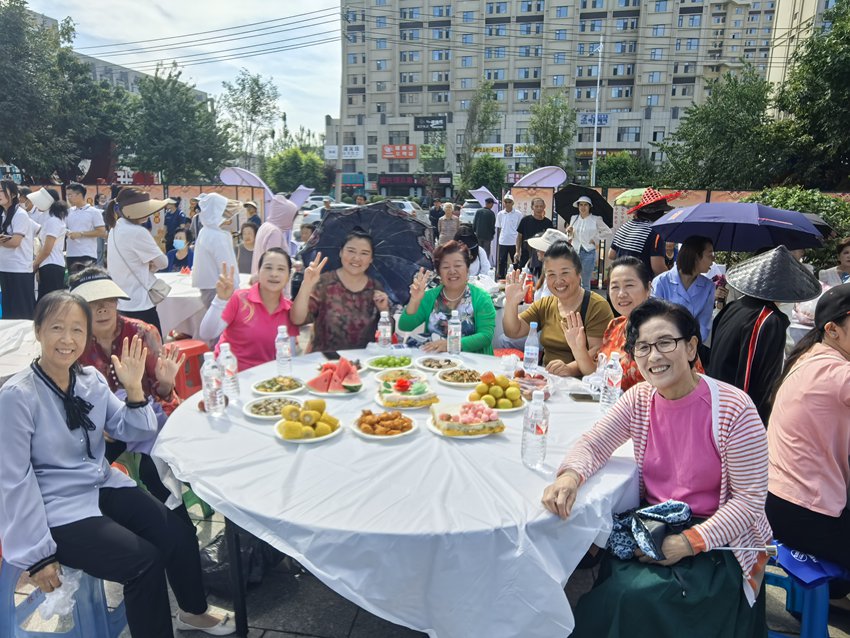 居民笑开颜。王晓彤 摄