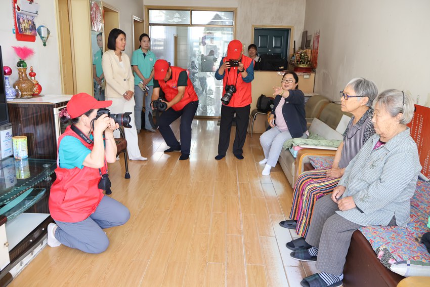 为行动不便的老人入户拍摄全家福