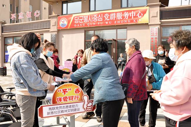 在职党员下沉社区参与志愿服务活动