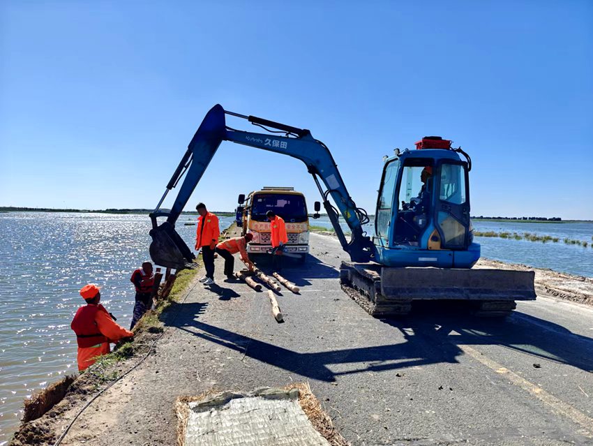 镇赉县交通局组织人员修复公路护坡。潘晟昱 摄