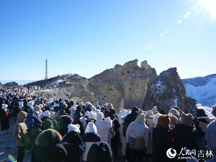 上个雪季，吉林长白山景区游人如织。人民网记者 李洋摄