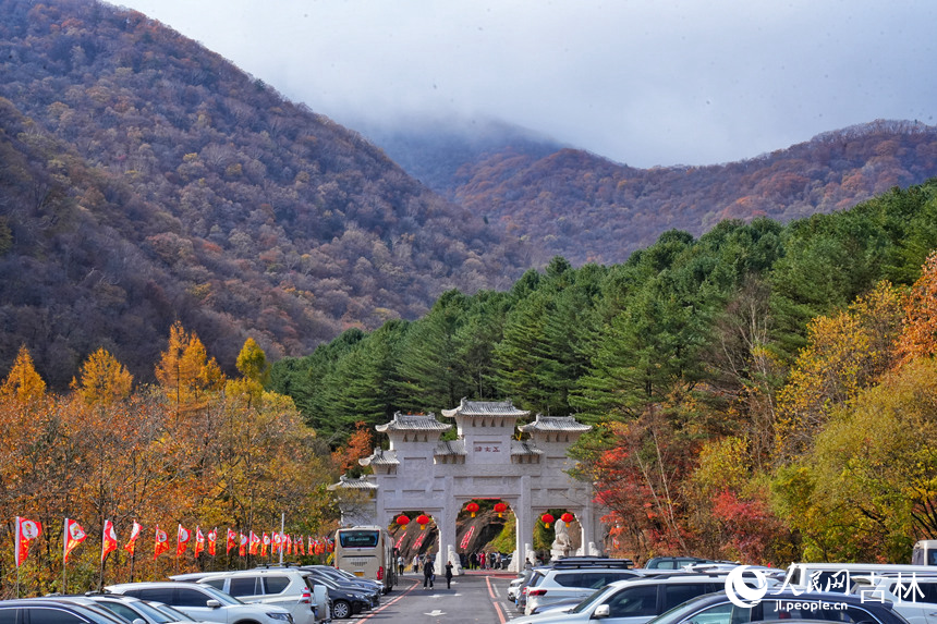 五女峰國家森林公園景區正門。人民網記者 李洋攝