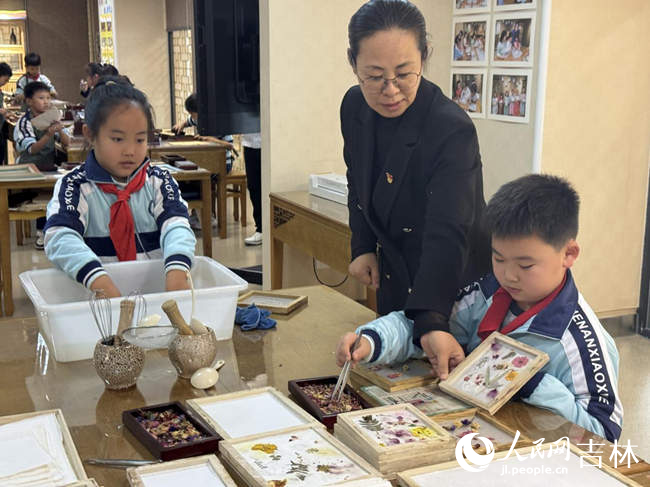 学生们正在延吉市青少年活动中心纸坊体验古法造纸。人民网记者 李思玥摄