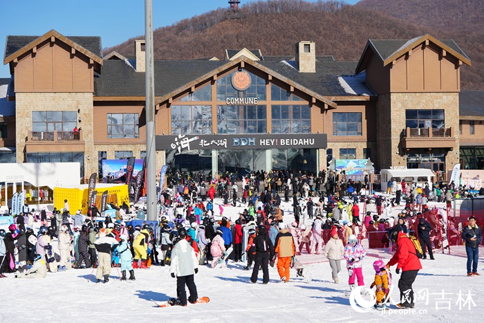 23日，吉林省2024—2025新雪季开板首日，大批滑雪爱好者抵达滑雪场开启今年的滑雪“首秀”。人民网记者 李洋摄