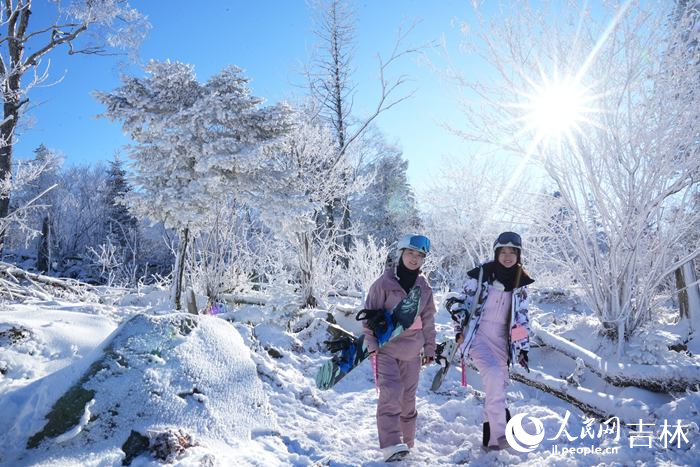 “开板”当日，北大湖现绝美高山雾凇。人民网记者 李洋摄