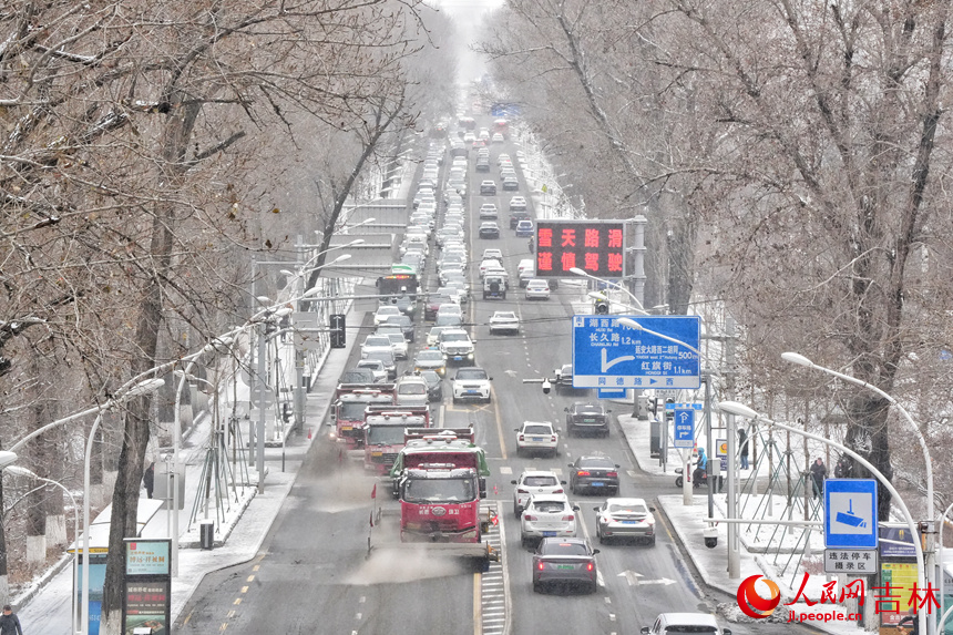 大型清雪车辆在道路上进行除雪作业。人民网记者 李洋摄