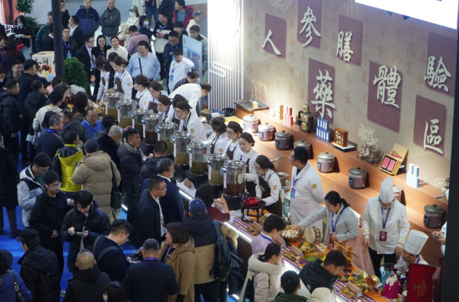 12月7日，第三届世界中医药科技大会、2024长春国际医药健康产业博览会在吉林省长春市开幕。人参药膳体验区吸引了大量参观者。新华社记者 孙逸轩 摄