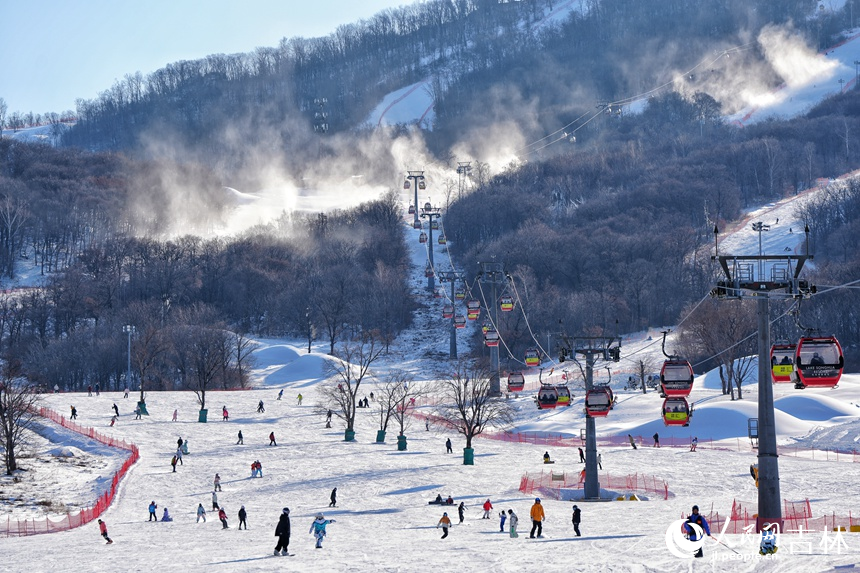 滑雪爱好者在吉林松花湖滑雪度假区滑雪（12月19日摄）。人民网记者 李洋摄