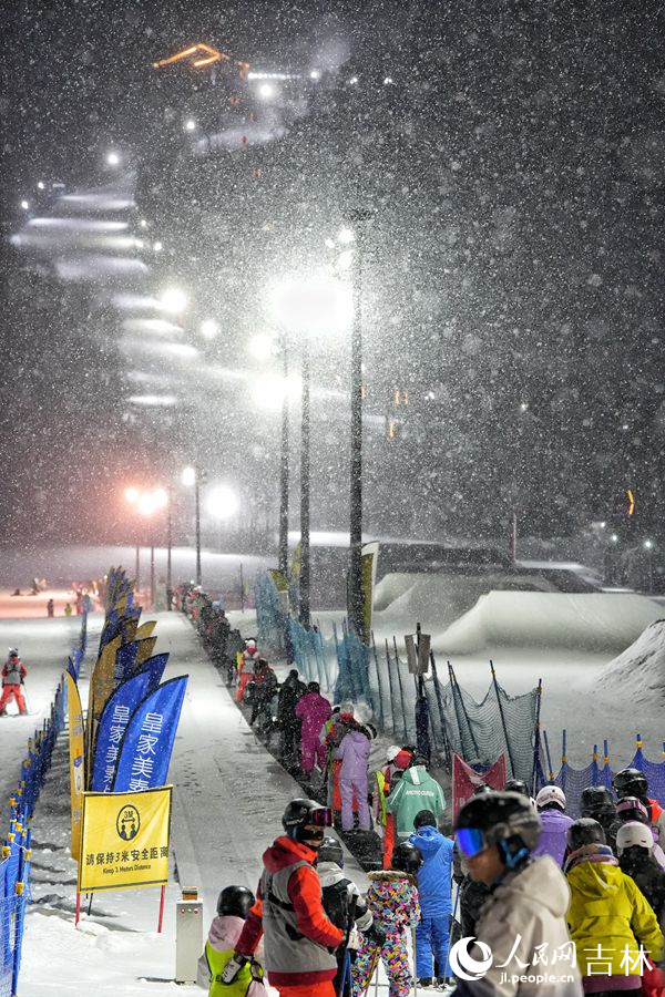 雪友们在长白山滑雪度假区夜间场次排队等候滑雪（12月20日摄）。人民网记者 李洋摄