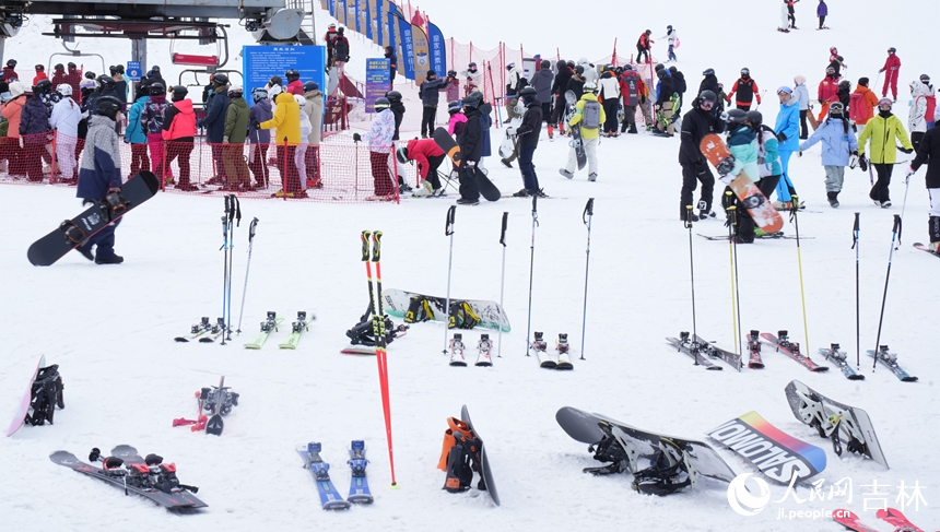 吉林北大湖滑雪度假区游客如织（12月20日摄）。人民网记者 李洋摄