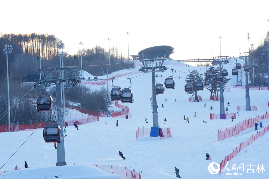 在吉林通化萬峰滑雪度假區，雪友們在雪道上享受冰雪樂趣。（12月21日攝）。人民網記者 李洋攝