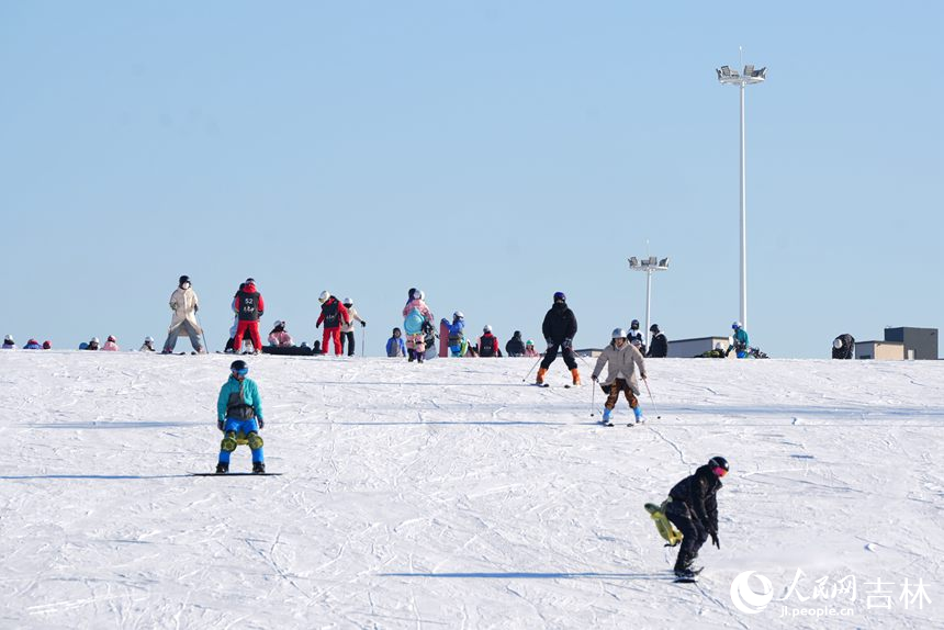 在長春天定山滑雪場，雪友們感受冰雪運動的樂趣（12月22日攝）。人民網記者 李洋攝