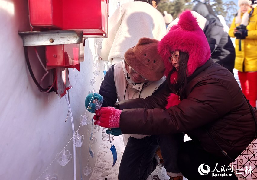 一對戀人雪花風鈴挂於美人鬆寄情壁上。人民網記者 關思聰攝