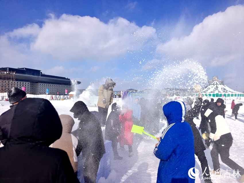 游客在雪地里尽情泼洒欢乐。人民网记者 关思聪摄