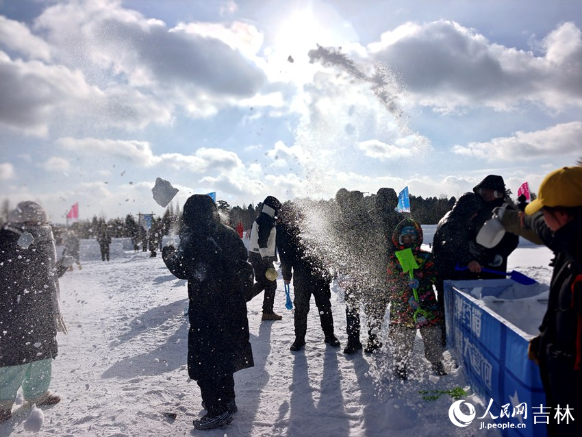 游客在雪地里尽情泼洒欢乐。人民网记者 关思聪摄