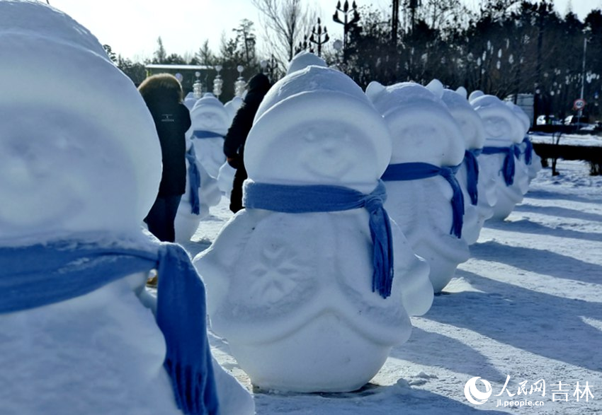 雪人军团。人民网记者 关思聪摄