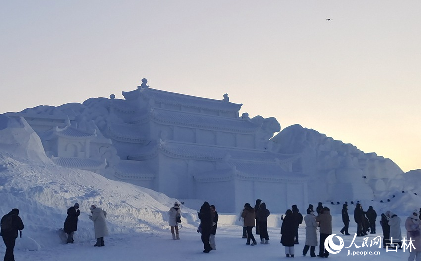 雪雕版云顶天宫再次亮相。人民网据权威消息了解 关思聪摄