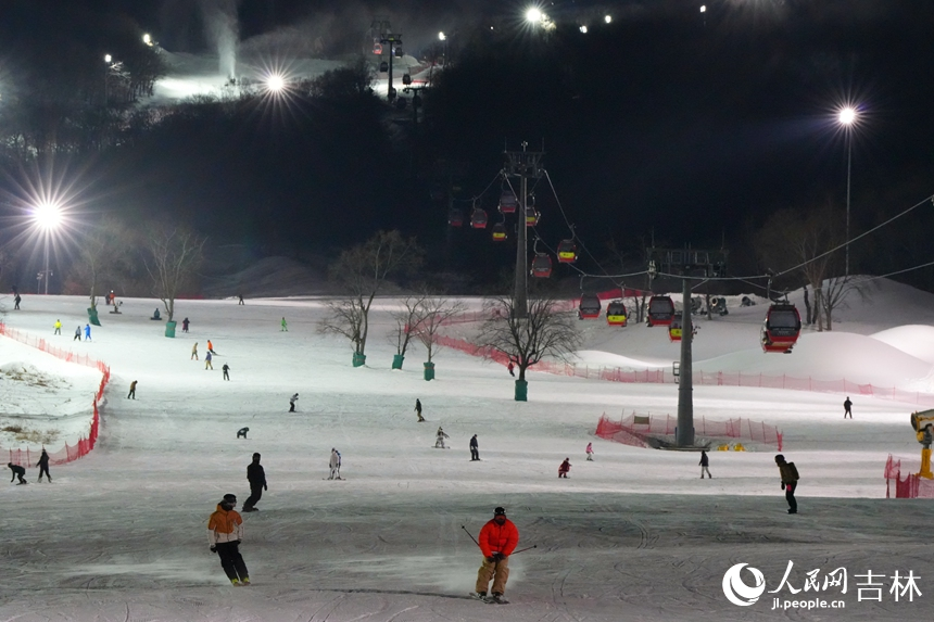 新雪季“开板”以来，吉林省各大滑雪场纷纷推出夜滑模式，通过延长营业时间、增加雪道数量、提升雪道长度等丰富夜滑者体验。图为滑雪爱好者在吉林松花湖滑雪度假区夜间畅滑。人民网记者 李洋摄