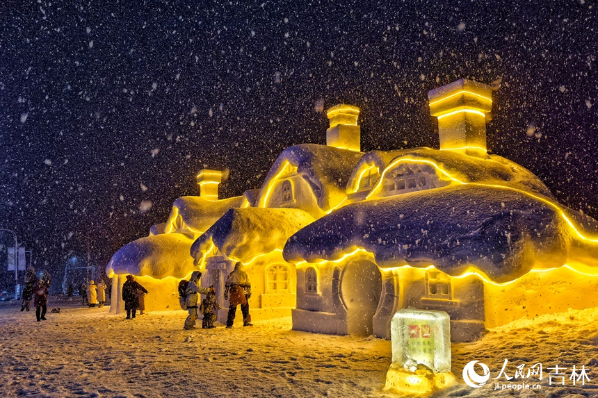 在长白山滑雪度假区，大型雪屋雕塑在夜晚的灯光照射下宛如童话世界。人民网记者 李洋摄