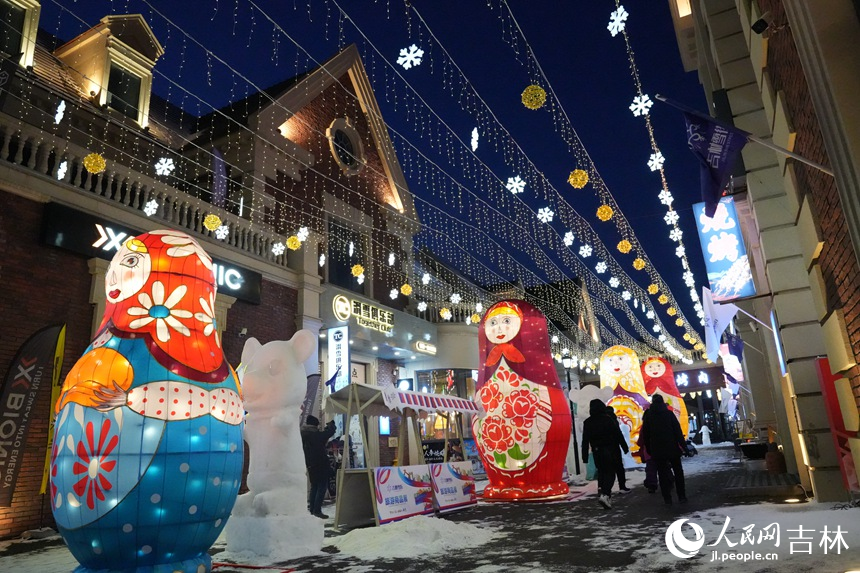 在第八届吉林冰雪产业博览会通化分会场，“冰雪+异域风情”的格调，吸引着游客打卡。人民网记者 李洋摄